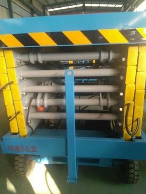 L'acier bleu/jaune a peint l'ascenseur industriel mobile de ciseaux de plate-forme de travail avec la batterie